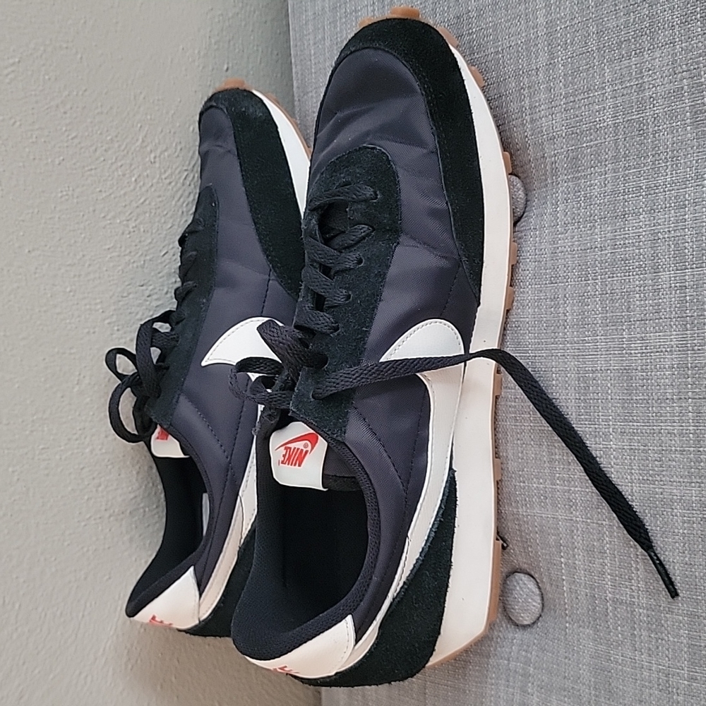 Womens 11.5 Nike Daybreak shoe